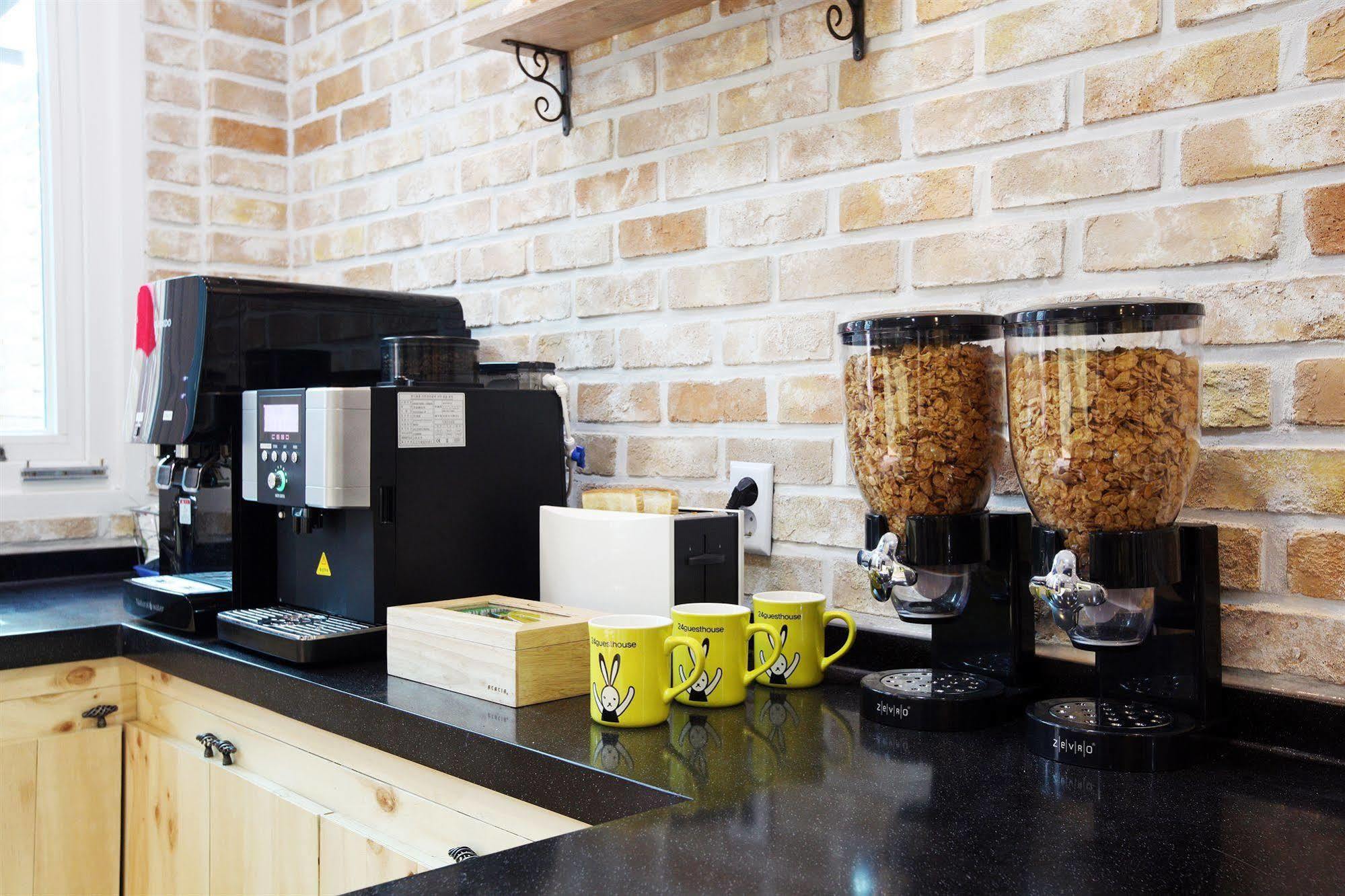 24 Guesthouse Myeongdong Avenue Seoul Exteriör bild